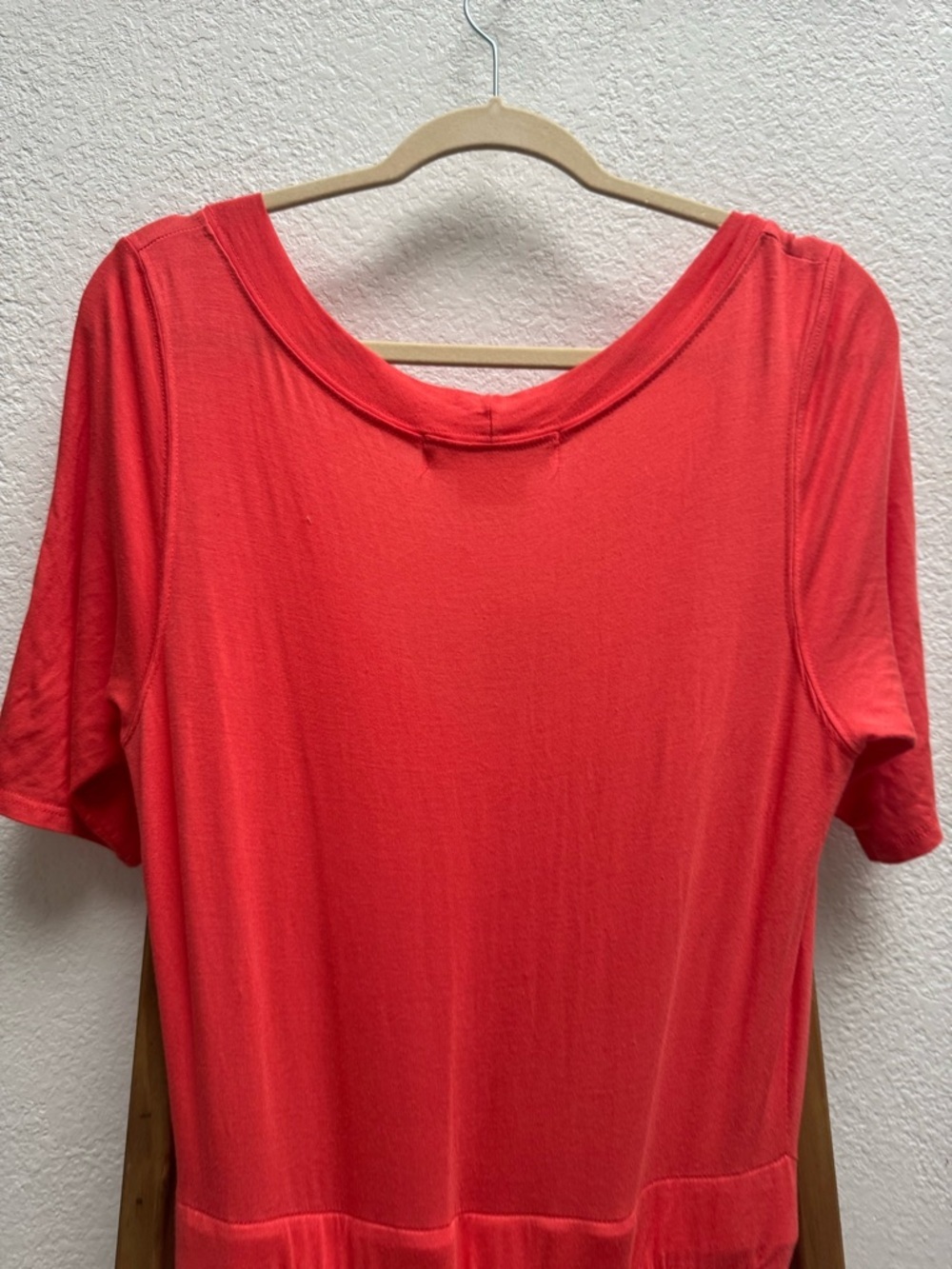 Wide-Leg Coral Jumpsuit with Scoop Neck - Picture 10 of 11